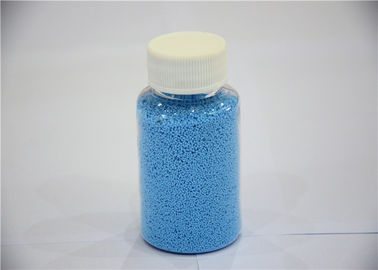 O azul salpica salpicos da cor para a base detergente do sulfato de sódio no pó detergente